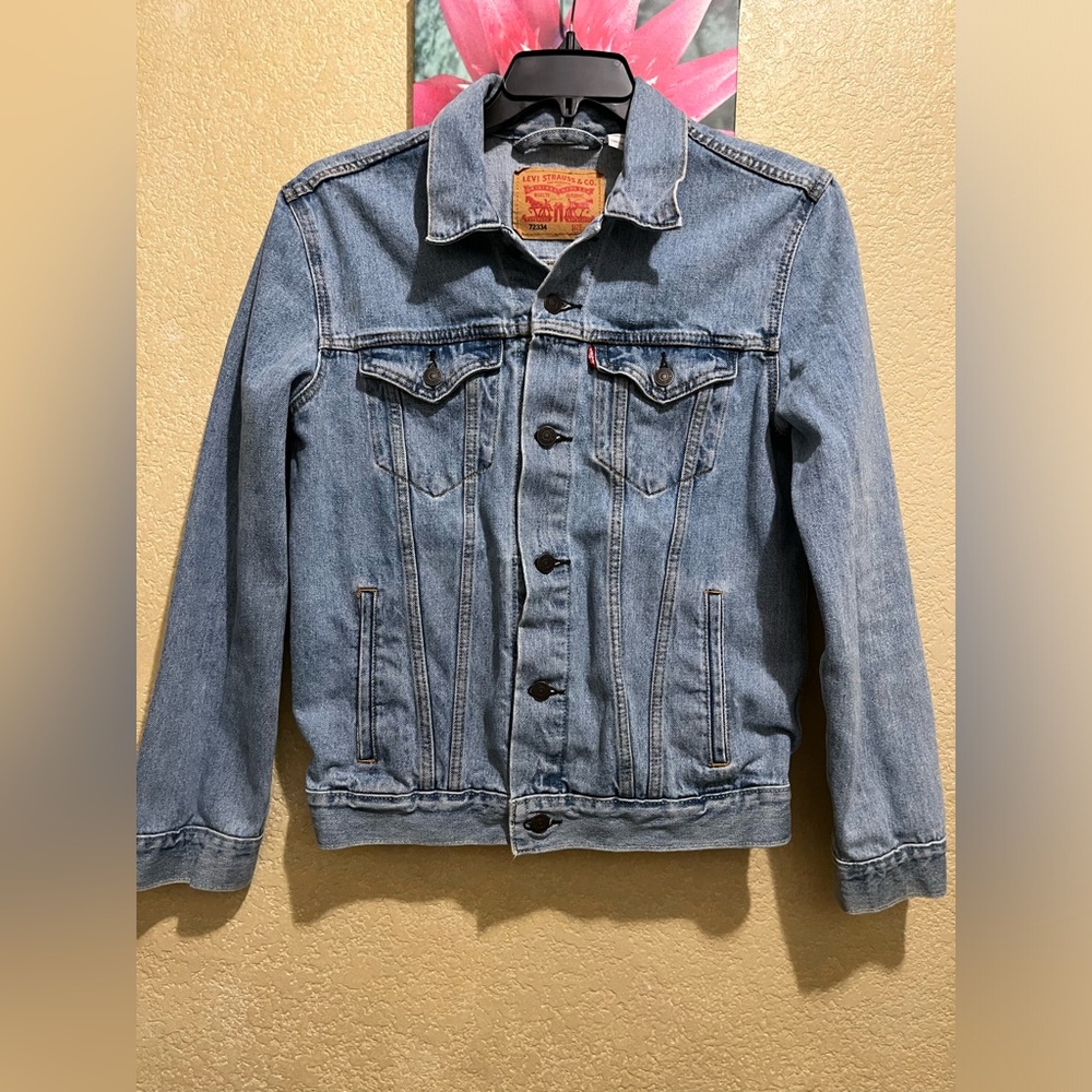 Levi’s Light Wash Denim Jacket - Medium